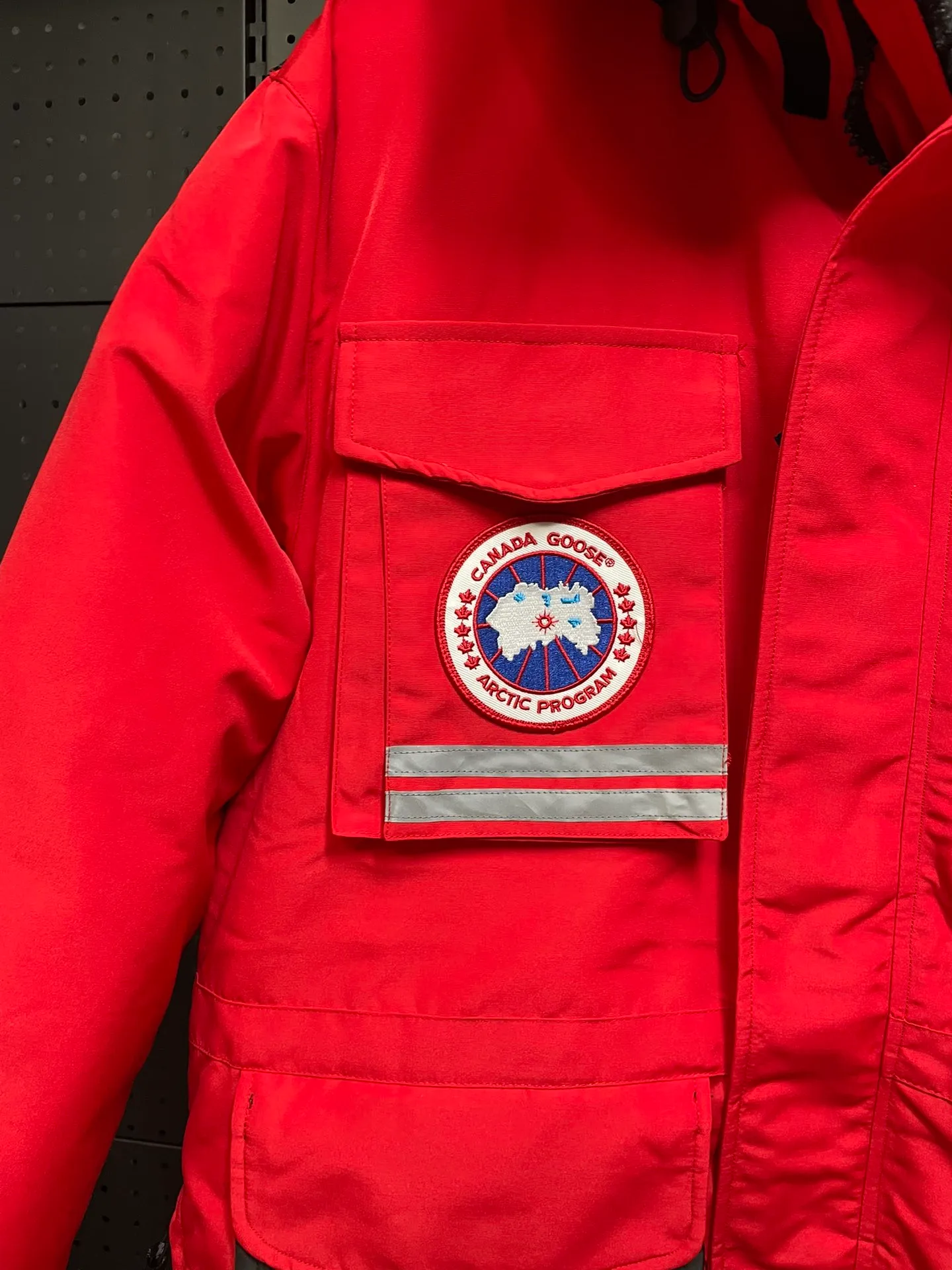 P1060 CANADA GOOES 🇨🇦ⒿⓅⓈ manufactures 10 models of snow curse men and women couples. Factory direct supply: supplying global purchasing agents, micro-business, entities, Tmall, high-end stalls and studio cooperation, free shipping! There are 10 types of Canada Goose Snow Mantra parkas for men and women, the Rolls-Royce of down jackets. ➖ Industry-leading anti-counterfeiting chip sensing. ➖ Imported Behringer embroidery machines and customized embroidery labels, the highest level and industry leading. ➖ Imported Korean 21-count polyester-cotton blended original fabric, TC85 waterproof coated fabric, water-repellent, windproof and wear-resistant. ➖ The new national standard 90 white duck down has an average down filling of 300 grams. The amount of down filling is industry-leading. ➖ 100% nylon lining with double double-layer sealing design to prevent velvet running, and seamless thread design on the cuffs! ➖ Yoshida YKK provides original factory-customized electroplated sliders. YKK two-way lockable zippers are tight and smooth and do not peel off paint. ➖ 3M composite Velcro is durable and the accessories and hardware are all custom-made. Note: Our copywriting is only simple and clear. Instead of bragging about the copywriting, it is better to compare and understand with samples. Only for the purest goose, the most dedicated, the most professional, the highest quality, the highest cost performance! SIZE:XS-XXL [with size chart]